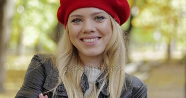 赤いベレー帽で陽気な女性 — ストック動画