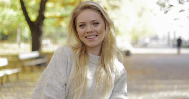Mujer sonriente en el parque de otoño — Vídeos de Stock