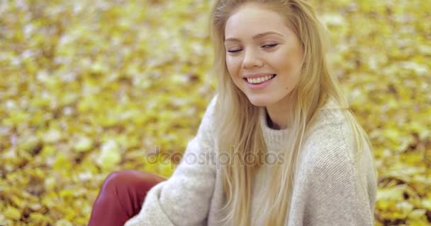 Smiling woman sitting on ground — Stock Video