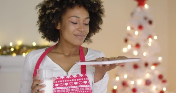 Szczęśliwa młoda kobieta z mlekiem i plików cookie dla Santa — Wideo stockowe