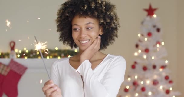 Mujer joven y bonita quemando un bengala de Navidad — Vídeos de Stock