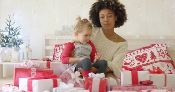 Tochter und Mutter mit Weihnachtsgeschenken im Bett — Stockvideo