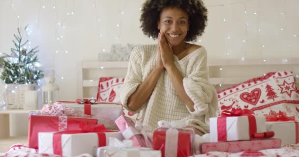 Mujer joven emocionada con un montón de regalos de Navidad — Vídeos de Stock