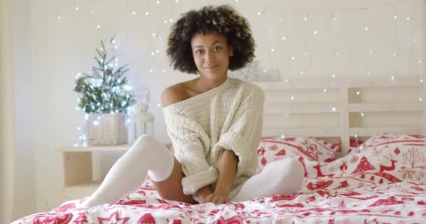 Χαριτωμένο νεαρή γυναίκα χαλαρώνοντας στο σπίτι για τα Χριστούγεννα — Αρχείο Βίντεο