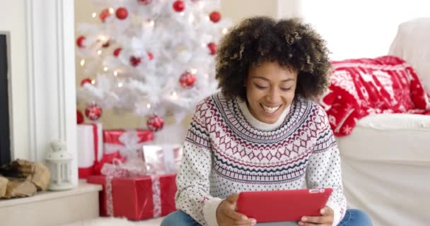 Jeune femme surfant sur Internet à Noël — Video