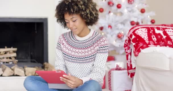 Νεαρή γυναίκα σερφάρισμα στο διαδίκτυο για τα Χριστούγεννα — Αρχείο Βίντεο