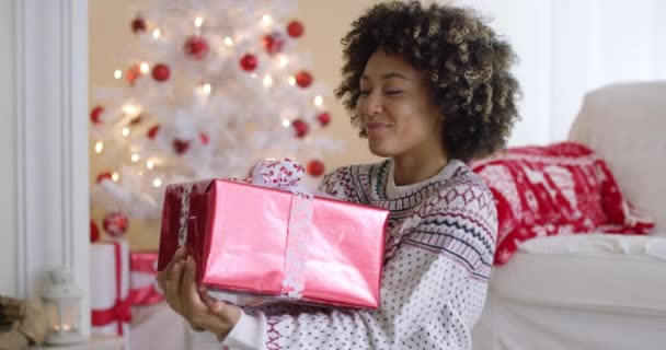 Ευτυχισμένη γυναίκα κρατώντας ένα χριστουγεννιάτικο δώρο — Αρχείο Βίντεο