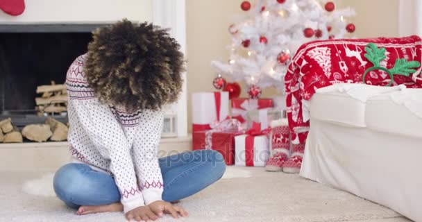 Mujer bastante joven en la sala de estar de Navidad — Vídeo de stock