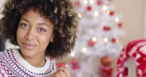 Cerca de la mujer feliz cerca del árbol de Navidad — Vídeos de Stock