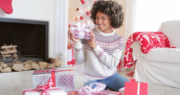 Ganska ung kvinna kontrollera hennes julklappar — Stockfoto