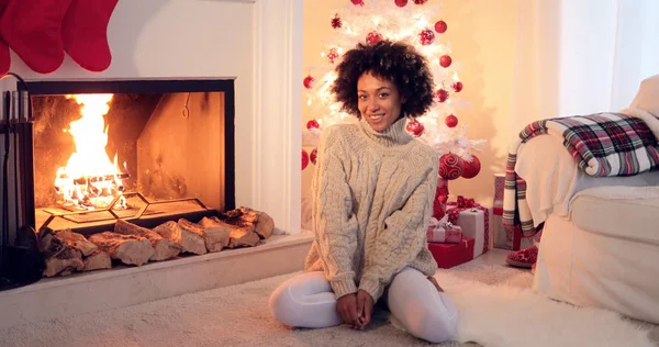 Mulher sentada pela árvore de Natal branca e presentes — Fotografia de Stock