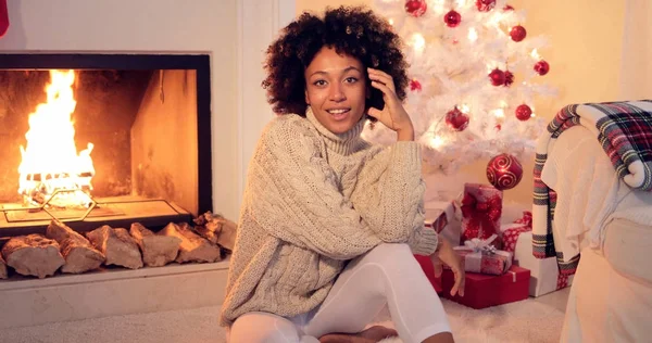 Mujer junto a la chimenea y árbol de Navidad blanco — Foto de Stock