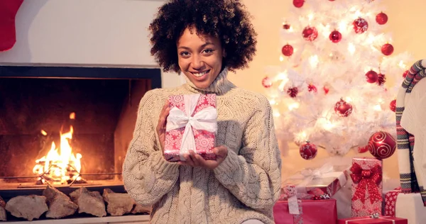 Xmas kutulu Hediyelik tutan güzel gülümseyen kadın — Stok fotoğraf