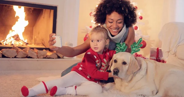 Rodziny mieszanej rasy biorąc selfie Boże Narodzenie — Zdjęcie stockowe