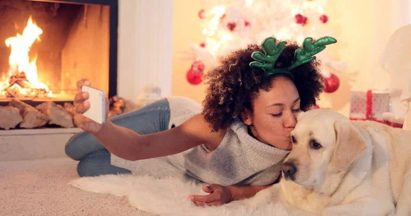 Jeune femme mignonne prenant un selfie avec son chien — Photo