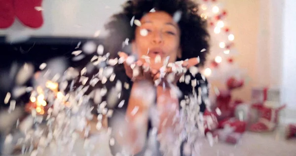 Jonge vrouw waait confetti uit haar handen — Stockfoto