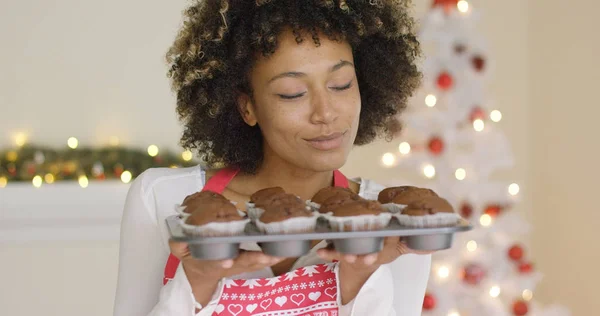 Leende glad kvinna med bricka med färska muffins — Stockfoto