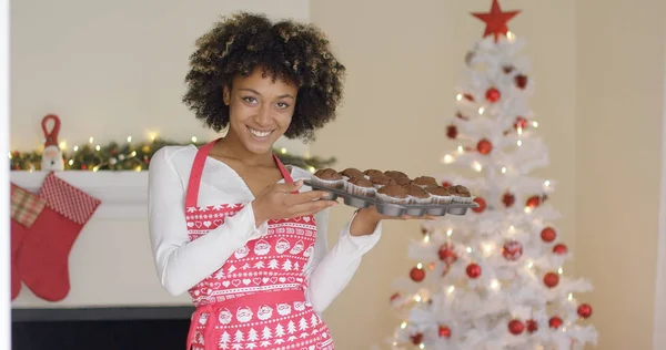 Donna felice sorridente con vassoio di muffin freschi — Foto Stock