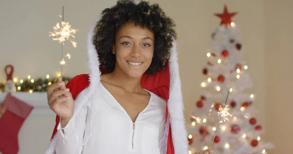 Sorridente giovane donna in un mantello di Babbo Natale — Foto Stock