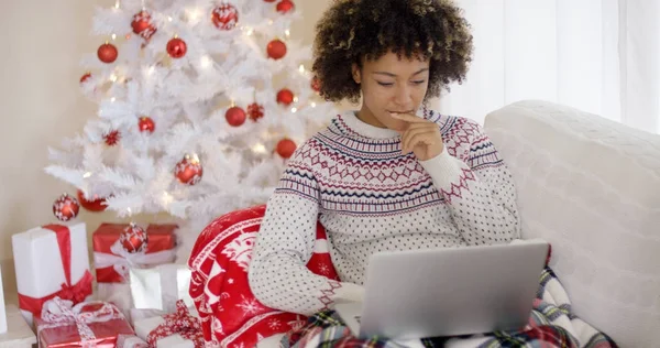 Glücklich aufgeregte Frau liest eine Weihnachtsbotschaft — Stockfoto