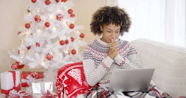 Feliz mujer emocionada leyendo un mensaje de Navidad —  Fotos de Stock