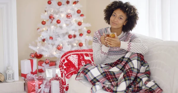 Mujer joven relajándose en casa durante la Navidad — Foto de Stock