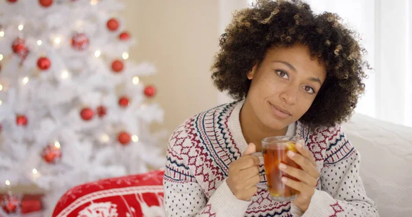Nachdenkliche junge Frau trinkt einen Becher Tee — Stockfoto