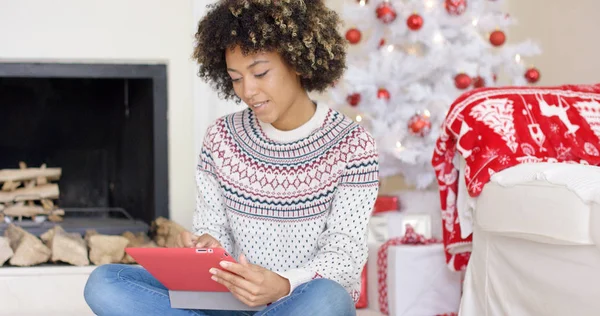 Giovane donna che naviga in internet a Natale — Foto Stock