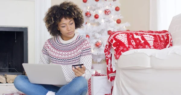 Jeune femme achetant des cadeaux de Noël en ligne — Photo
