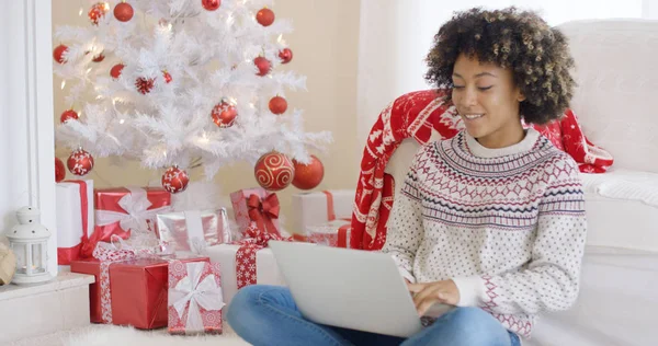 Giovane donna digitando su un computer portatile a Natale — Foto Stock