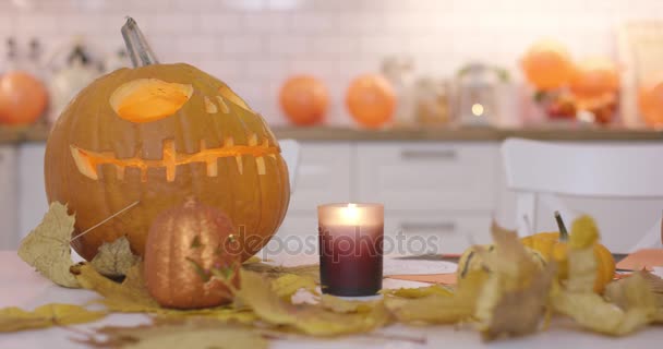 Spaventoso jack-o-lanterne sul tavolo della cucina — Video Stock