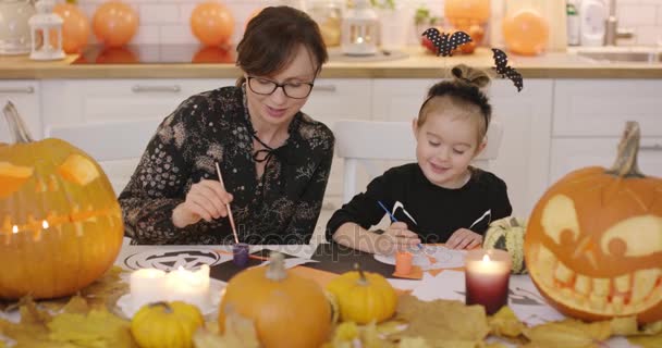 Madre e hija haciendo decoraciones — Vídeo de stock