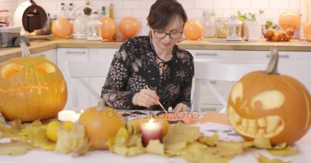 Woman making decorations — Stock Video
