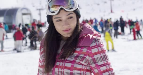 Красива жінка на гірськолижному курорті — стокове відео