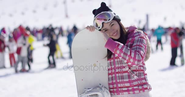 Ευτυχισμένη γυναίκα με snowboard — Αρχείο Βίντεο