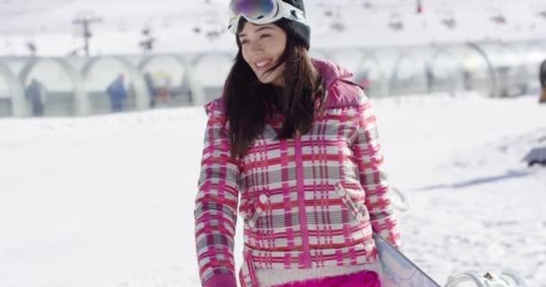 Schöne Frau mit Snowboard — Stockvideo