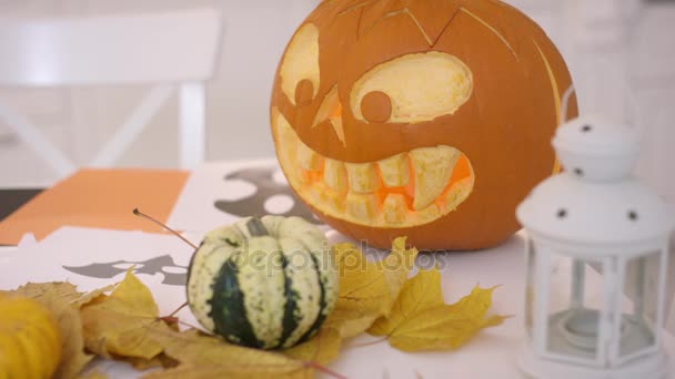 Abóboras de Halloween em uma mesa de cozinha — Vídeo de Stock