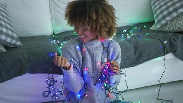 Modelo sonriente con luces navideñas — Vídeos de Stock