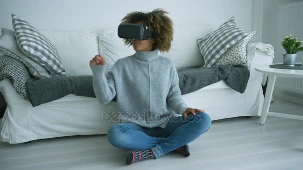 Женщина наслаждается VR очками — стоковое видео