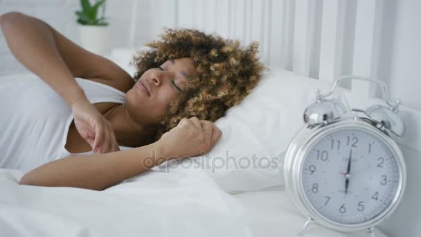 Mujer soñolienta mirando la alarma — Vídeos de Stock