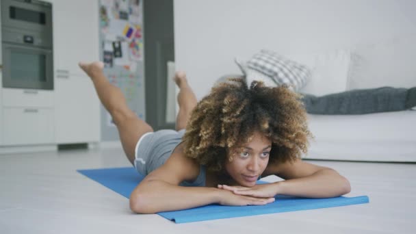 Ernsthafte Frau konzentriert sich aufs Training — Stockvideo