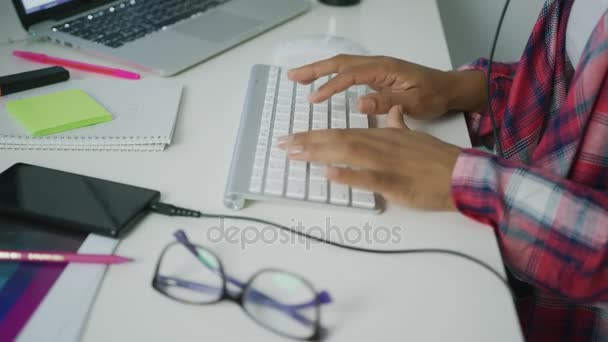 Pracownik upraw, wpisując na klawiaturze — Wideo stockowe