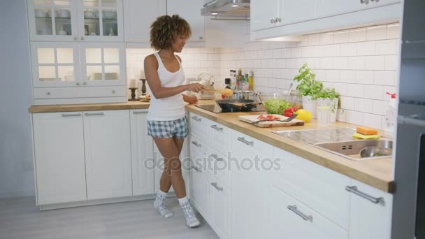 Schattig model gelukkig dansen tijdens het koken — Stockvideo