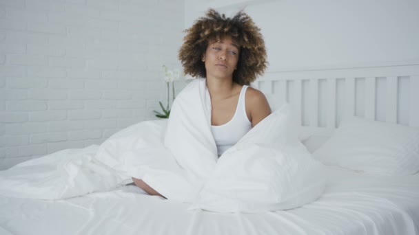 Upprörd kvinna gosa i sängen — Stockvideo