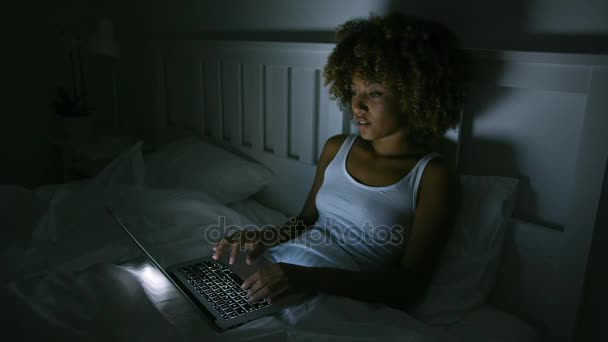 Gecede dizüstü bilgisayar kullanan genç kadın — Stok video