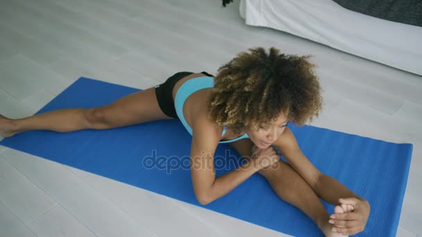 Gladlynt kvinna poserar medan stretching — Stockvideo