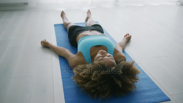 Modelo de cuerpo de entrenamiento en la estera — Vídeos de Stock