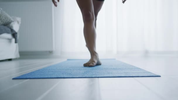 Gewas vrouw beoefenen van yoga thuis — Stockvideo