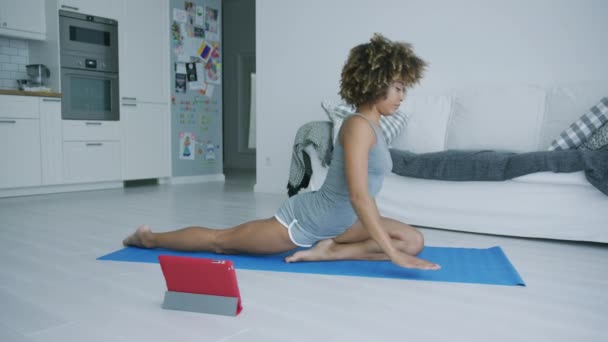 Mujer joven practicando yoga viendo tutoria — Vídeos de Stock