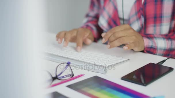 Trabajador de cultivos utilizando el teclado — Vídeos de Stock